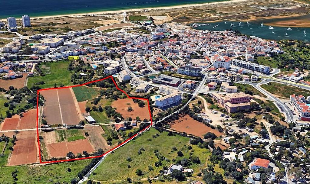 Terreno com 3.8ha, sendo que 19.000m2 se destinam a ocupação turística, localizado junto ao Alvor - Image 1