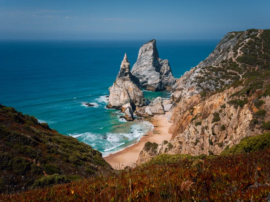 "Oportunidade única de adquirir o último lote de terreno disponível no ponto mais ocidental da Europa, onde a terra acaba e o mar começa, com este terreno não urbanizável de 15000m2 em Cabo da Roca, Praia da Ursa, Azoia, Sintra." - Image 8