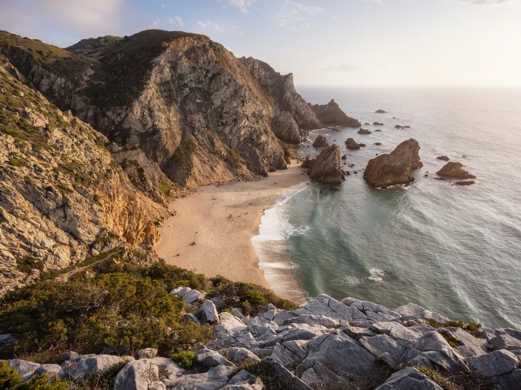 "Oportunidade única de adquirir o último lote de terreno disponível no ponto mais ocidental da Europa, onde a terra acaba e o mar começa, com este terreno não urbanizável de 15000m2 em Cabo da Roca, Praia da Ursa, Azoia, Sintra." - Image 9