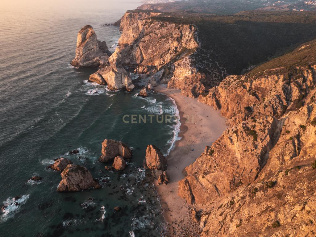"Oportunidade única de adquirir o último lote de terreno disponível no ponto mais ocidental da Europa, onde a terra acaba e o mar começa, com este terreno não urbanizável de 15000m2 em Cabo da Roca, Praia da Ursa, Azoia, Sintra." - Image 15