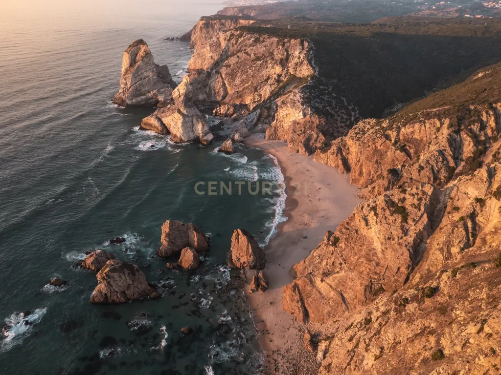"Oportunidade única de adquirir o último lote de terreno disponível no ponto mais ocidental da Europa, onde a terra acaba e o mar começa, com este terreno não urbanizável de 15000m2 em Cabo da Roca, Praia da Ursa, Azoia, Sintra." - Image 15