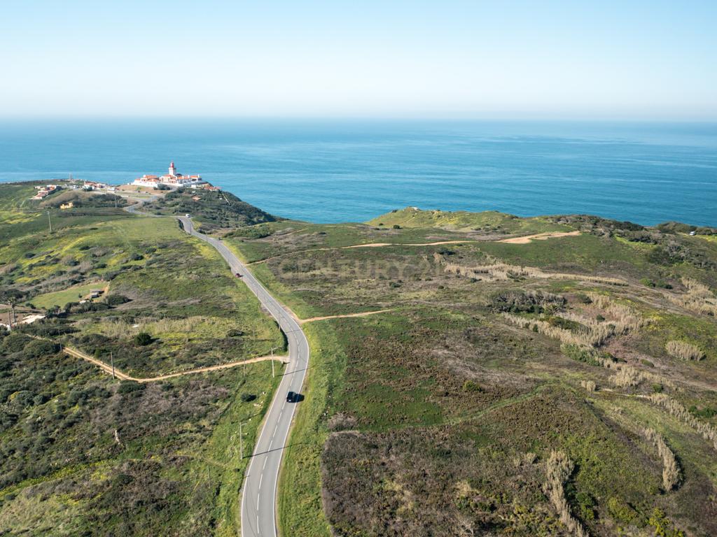 "Oportunidade única de adquirir o último lote de terreno disponível no ponto mais ocidental da Europa, onde a terra acaba e o mar começa, com este terreno não urbanizável de 15000m2 em Cabo da Roca, Praia da Ursa, Azoia, Sintra." - Image 1