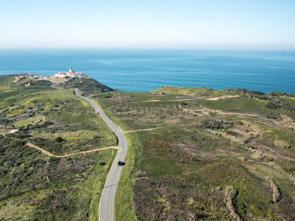 "Oportunidade única de adquirir o último lote de terreno disponível no ponto mais ocidental da Europa, onde a terra acaba e o mar começa, com este terreno não urbanizável de 15000m2 em Cabo da Roca, Praia da Ursa, Azoia, Sintra." - Image 1