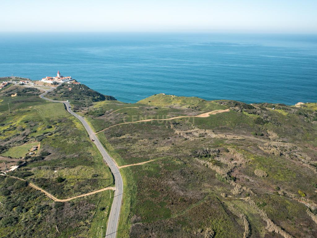 "Oportunidade única de adquirir o último lote de terreno disponível no ponto mais ocidental da Europa, onde a terra acaba e o mar começa, com este terreno não urbanizável de 15000m2 em Cabo da Roca, Praia da Ursa, Azoia, Sintra." - Image 5