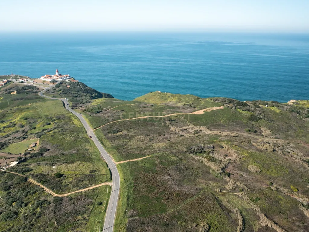 "Oportunidade única de adquirir o último lote de terreno disponível no ponto mais ocidental da Europa, onde a terra acaba e o mar começa, com este terreno não urbanizável de 15000m2 em Cabo da Roca, Praia da Ursa, Azoia, Sintra." - Image 5