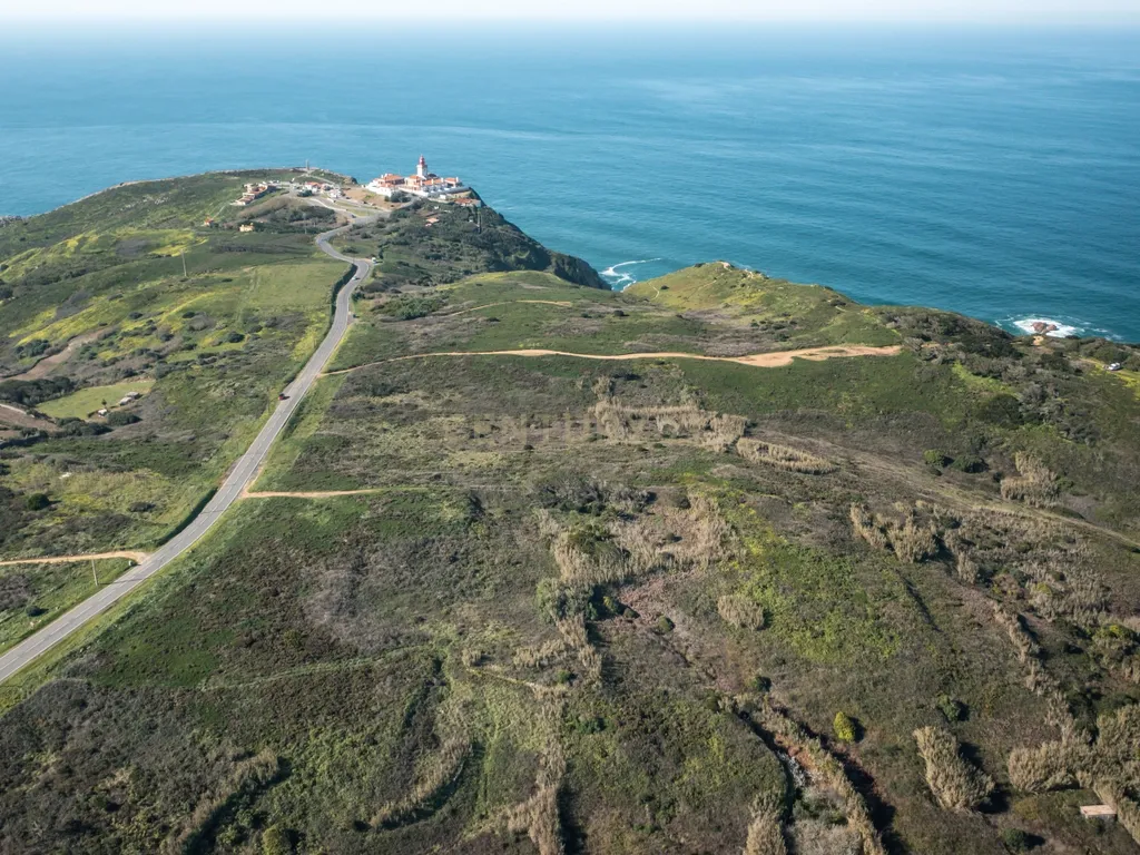 "Oportunidade única de adquirir o último lote de terreno disponível no ponto mais ocidental da Europa, onde a terra acaba e o mar começa, com este terreno não urbanizável de 15000m2 em Cabo da Roca, Praia da Ursa, Azoia, Sintra." - Image 2