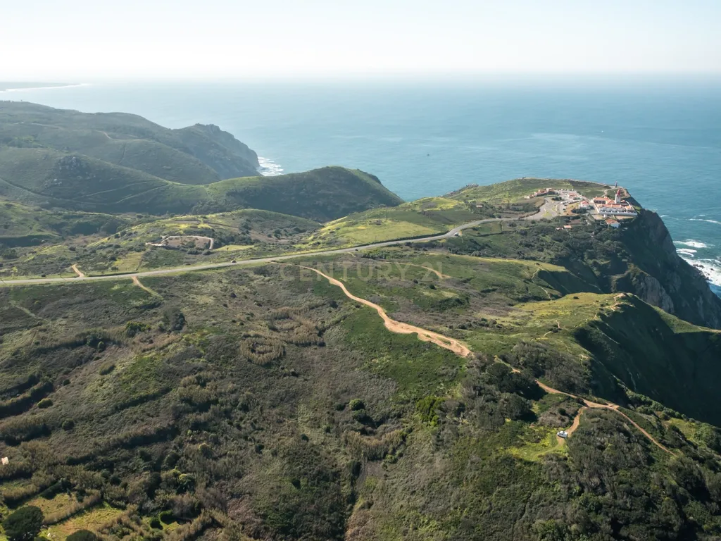 "Oportunidade única de adquirir o último lote de terreno disponível no ponto mais ocidental da Europa, onde a terra acaba e o mar começa, com este terreno não urbanizável de 15000m2 em Cabo da Roca, Praia da Ursa, Azoia, Sintra." - Image 14
