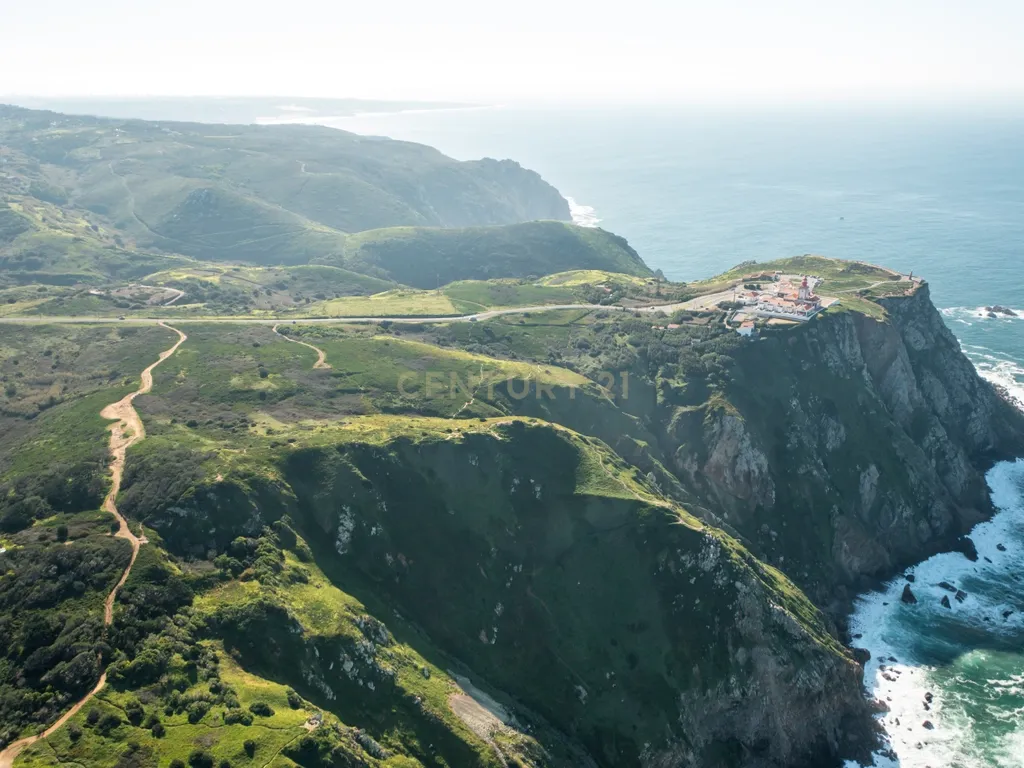 "Oportunidade única de adquirir o último lote de terreno disponível no ponto mais ocidental da Europa, onde a terra acaba e o mar começa, com este terreno não urbanizável de 15000m2 em Cabo da Roca, Praia da Ursa, Azoia, Sintra." - Image 13