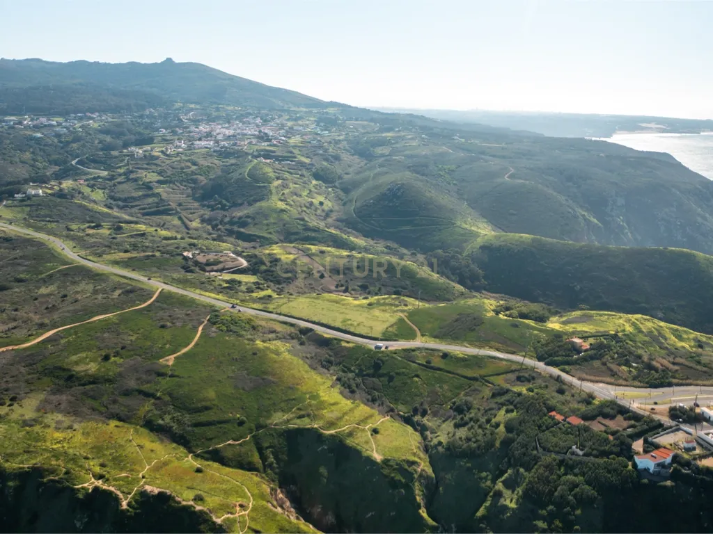 "Oportunidade única de adquirir o último lote de terreno disponível no ponto mais ocidental da Europa, onde a terra acaba e o mar começa, com este terreno não urbanizável de 15000m2 em Cabo da Roca, Praia da Ursa, Azoia, Sintra." - Image 3