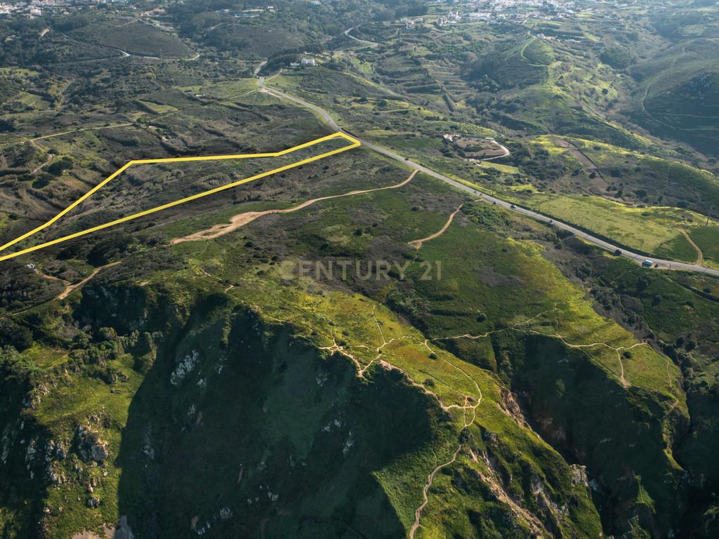 "Oportunidade única de adquirir o último lote de terreno disponível no ponto mais ocidental da Europa, onde a terra acaba e o mar começa, com este terreno não urbanizável de 15000m2 em Cabo da Roca, Praia da Ursa, Azoia, Sintra." - Image 4