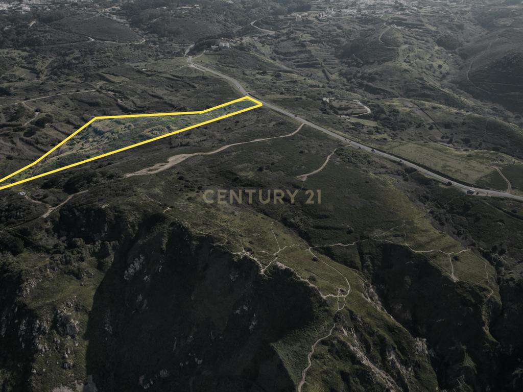 "Oportunidade única de adquirir o último lote de terreno disponível no ponto mais ocidental da Europa, onde a terra acaba e o mar começa, com este terreno não urbanizável de 15000m2 em Cabo da Roca, Praia da Ursa, Azoia, Sintra." - Image 6