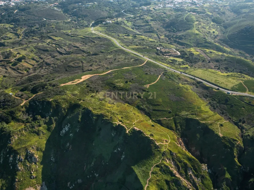 "Oportunidade única de adquirir o último lote de terreno disponível no ponto mais ocidental da Europa, onde a terra acaba e o mar começa, com este terreno não urbanizável de 15000m2 em Cabo da Roca, Praia da Ursa, Azoia, Sintra." - Image 7