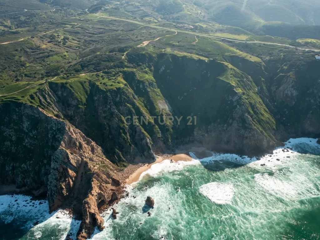 "Oportunidade única de adquirir o último lote de terreno disponível no ponto mais ocidental da Europa, onde a terra acaba e o mar começa, com este terreno não urbanizável de 15000m2 em Cabo da Roca, Praia da Ursa, Azoia, Sintra." - Image 11