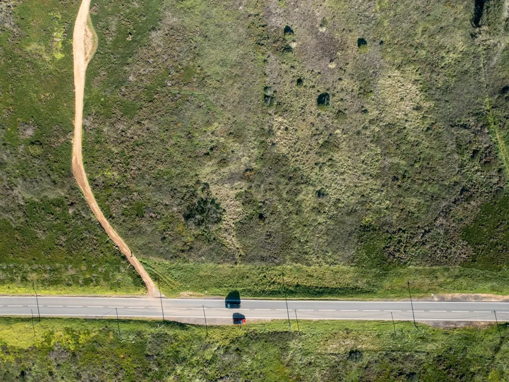 "Oportunidade única de adquirir o último lote de terreno disponível no ponto mais ocidental da Europa, onde a terra acaba e o mar começa, com este terreno não urbanizável de 15000m2 em Cabo da Roca, Praia da Ursa, Azoia, Sintra." - Image 12