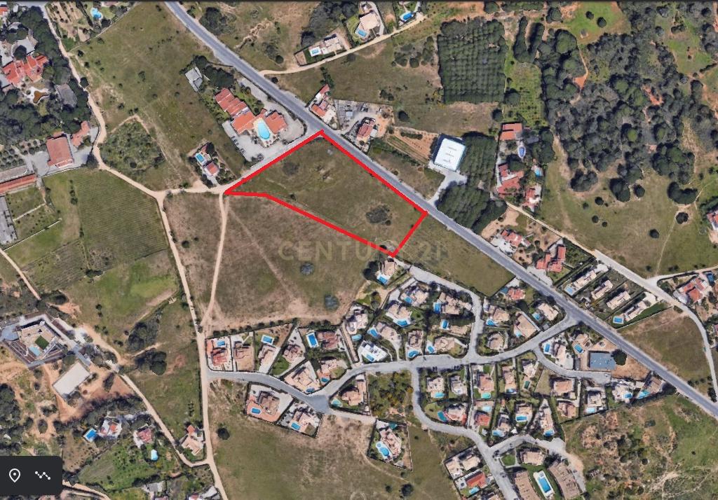 Terreno com 12.040 m2  localizado na privilegiada zona de Porches, Areias das Almas , Lagoa - Image 1
