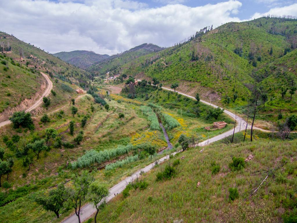 Terreno com ruína junto a ribeira em Monchique! - Image 1