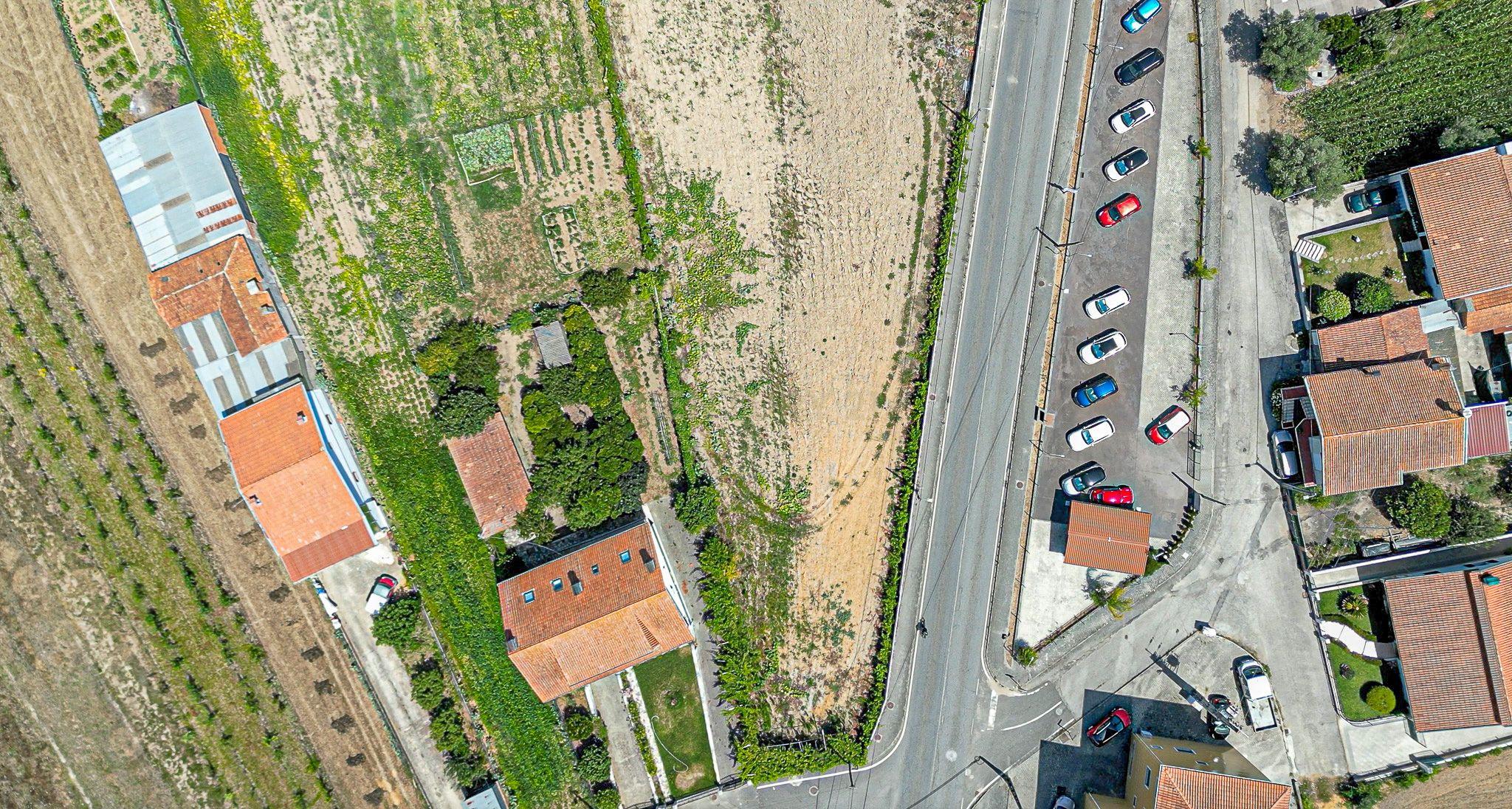 Terreno para construção localizado em Perrães, freguesia de Oiã, perto da escola primária e pastelaria 2002. - Image 4