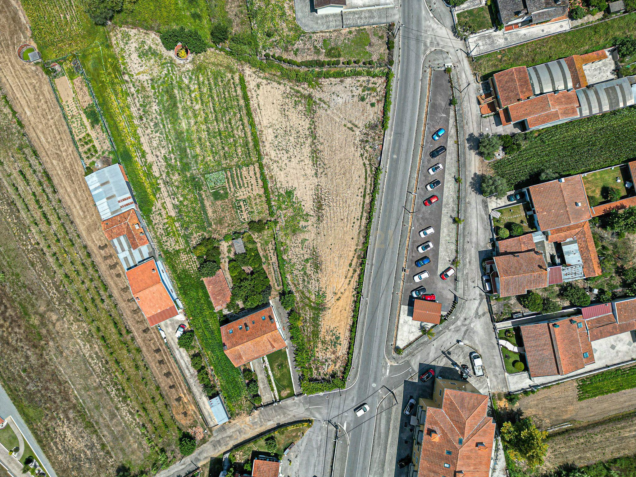 Terreno para construção localizado em Perrães, freguesia de Oiã, perto da escola primária e pastelaria 2002. - Image 3