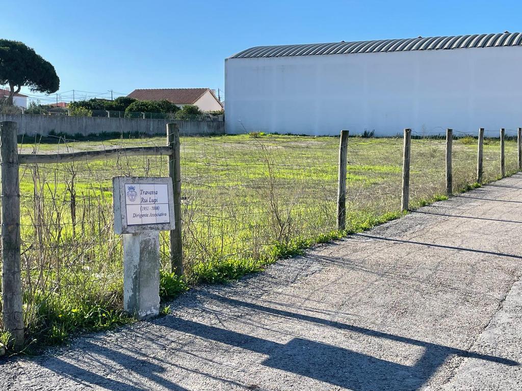 Terreno para 5 Fogos perto da Praia do Meco - Image 1