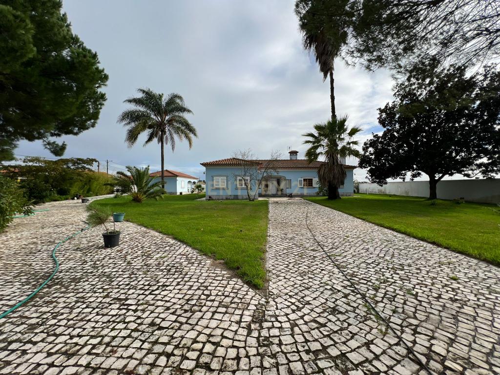 Luxuosa Moradia Isolada em Santarém com 5 Quartos e Barbecue - Image 22