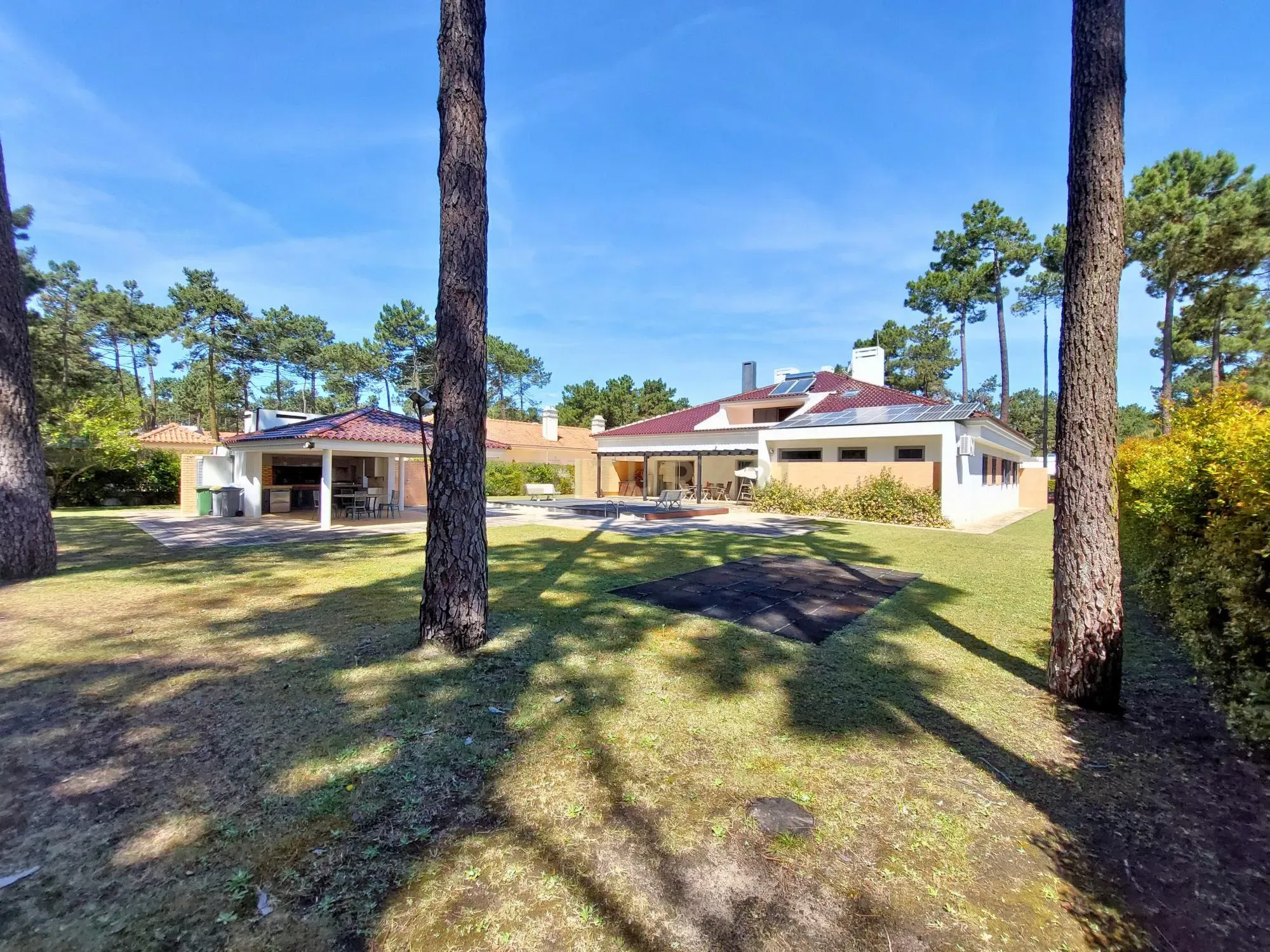 Moradia T4 | Grande terreno com 1760m2 | Piscina - Image 1