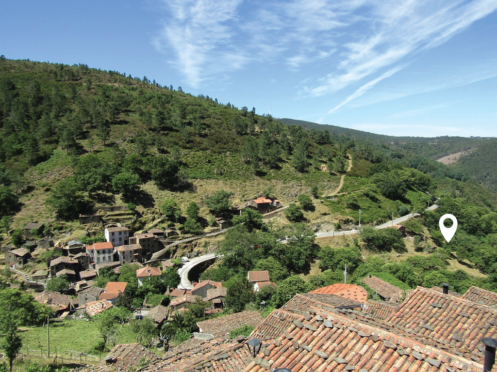 Duas casas de pedra para restaurar em aldeia de xisto. Junto de café e riacho. Excelente localização e ótima oportunidade - Image 3
