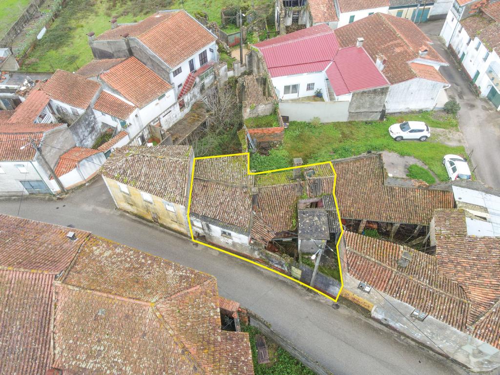 Moradia T2 para reabilitar na Lousã. - Image 19