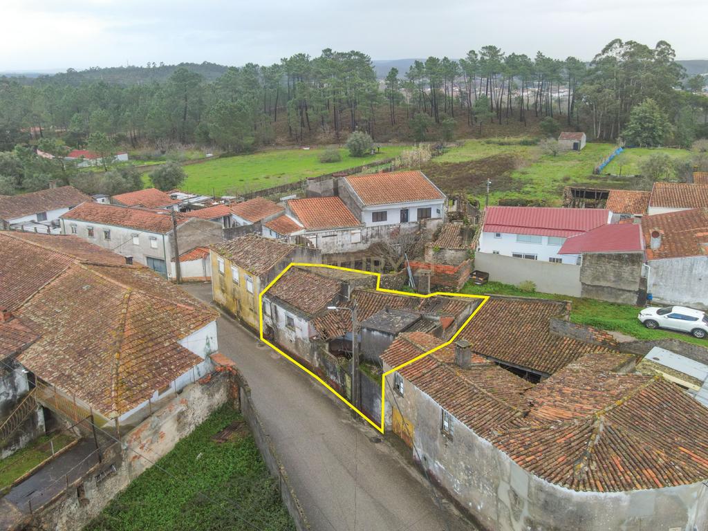 Moradia T2 para reabilitar na Lousã. - Image 18