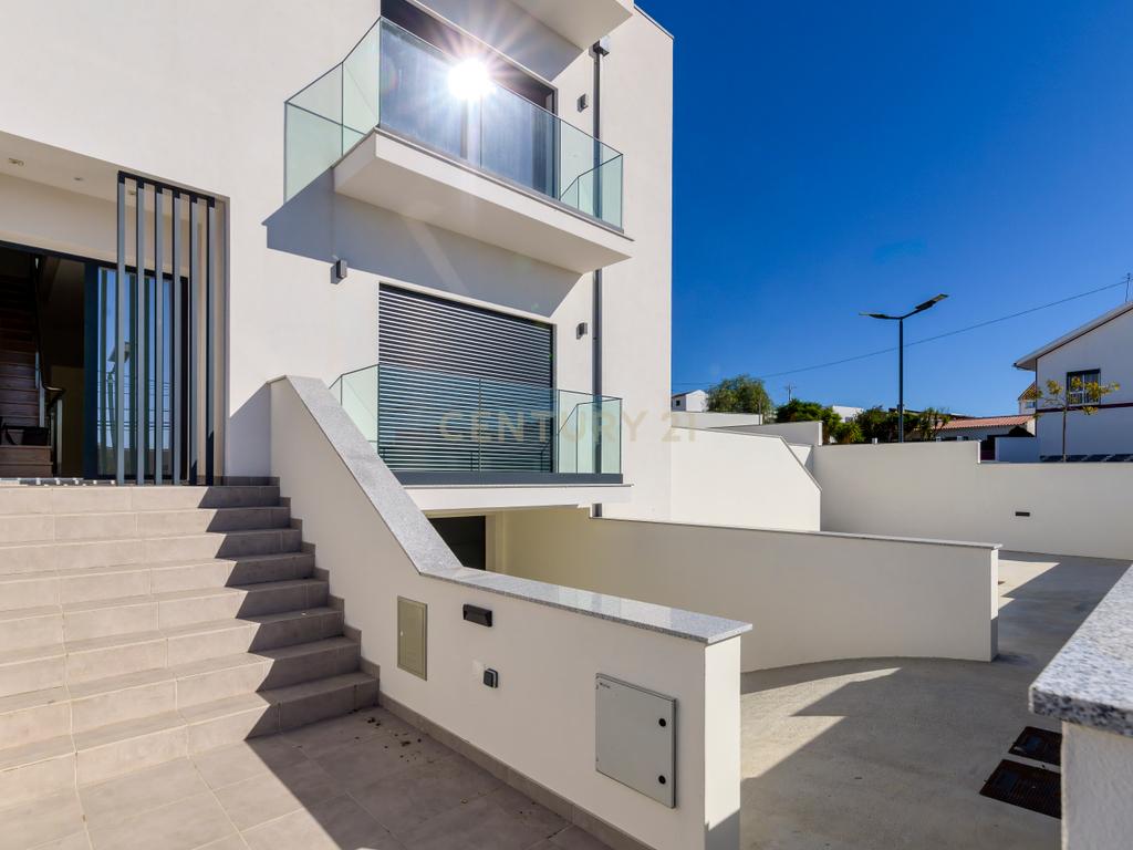 Condomínio Villas Mor || Moradia T4 - Segmento de Luxo || Aveiras de Cima || OBRA NOVA - Image 1