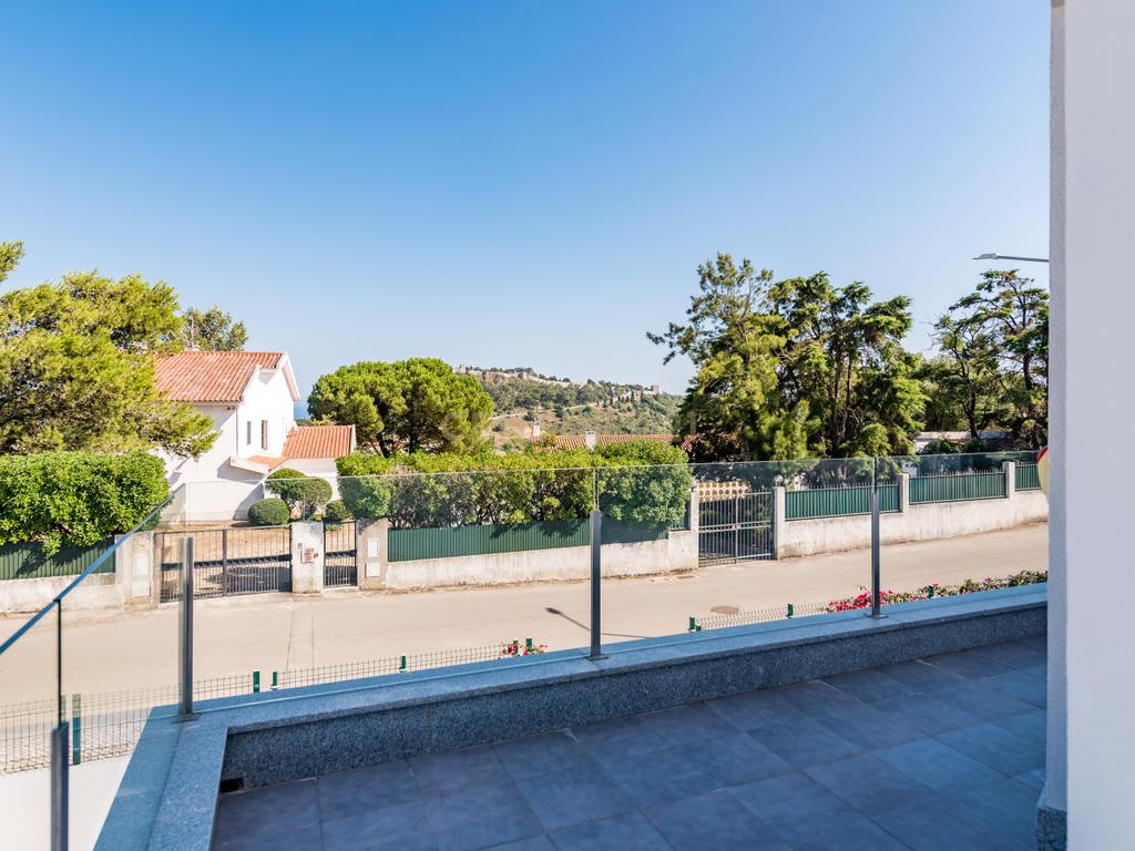 Moradia T3+2 | Sesimbra com Piscina, Jacuzzi, duas Pérgulas Bioclimáticas e muito mais. - Image 42