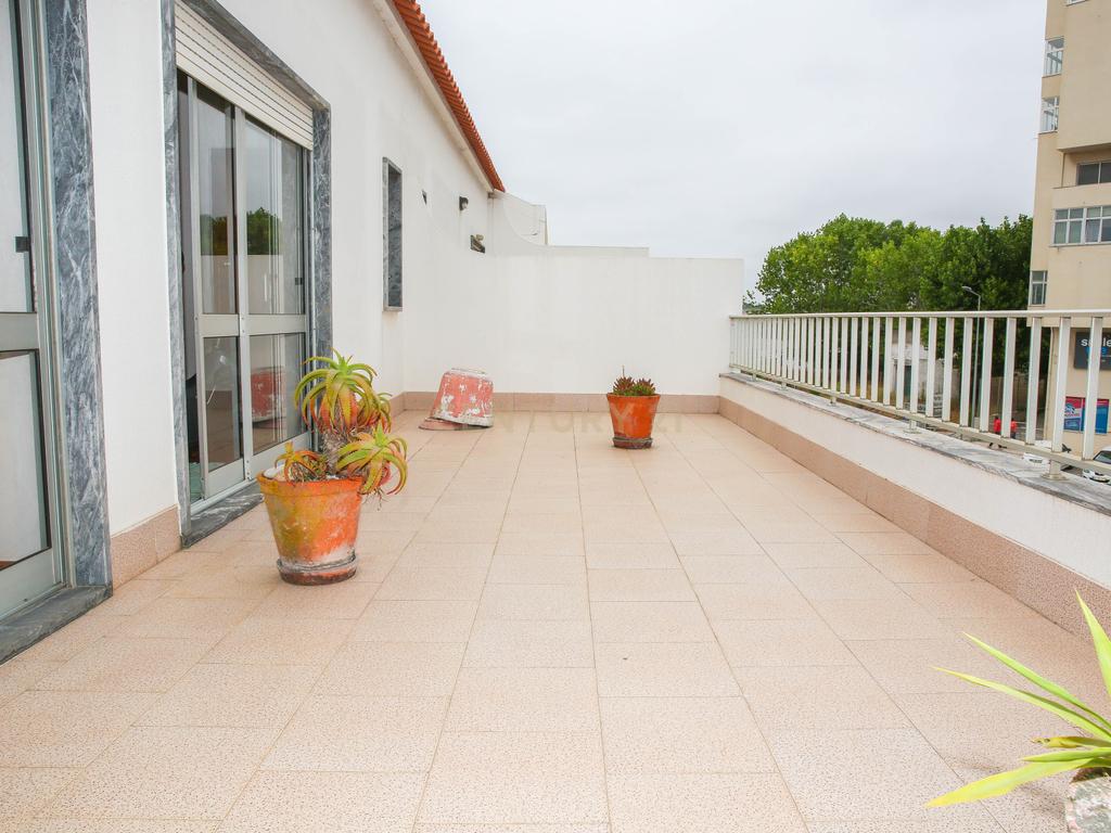 Prédio em Propriedade Total - Habitação e Comércio - Image 1