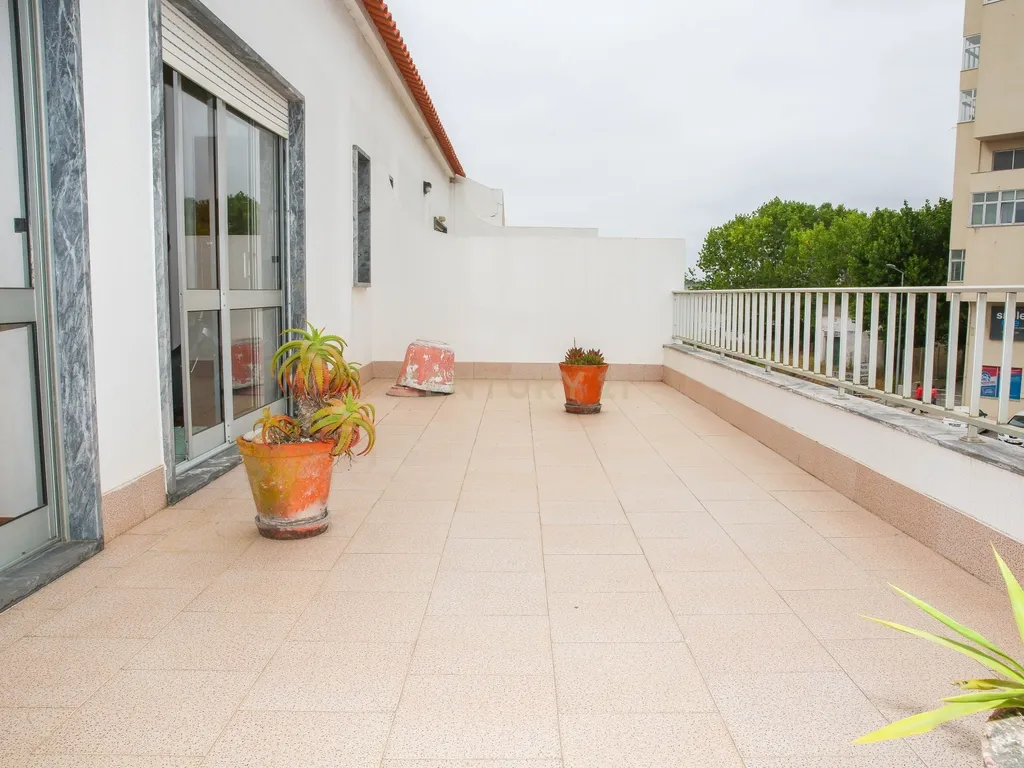 Prédio em Propriedade Total - Habitação e Comércio - Image 1