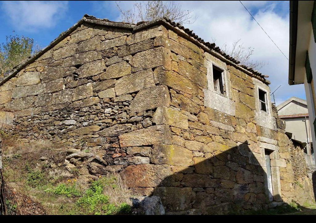 Casa em pedra para reabilitar perto da albufeira da barragem da Venda Nova. - Image 1