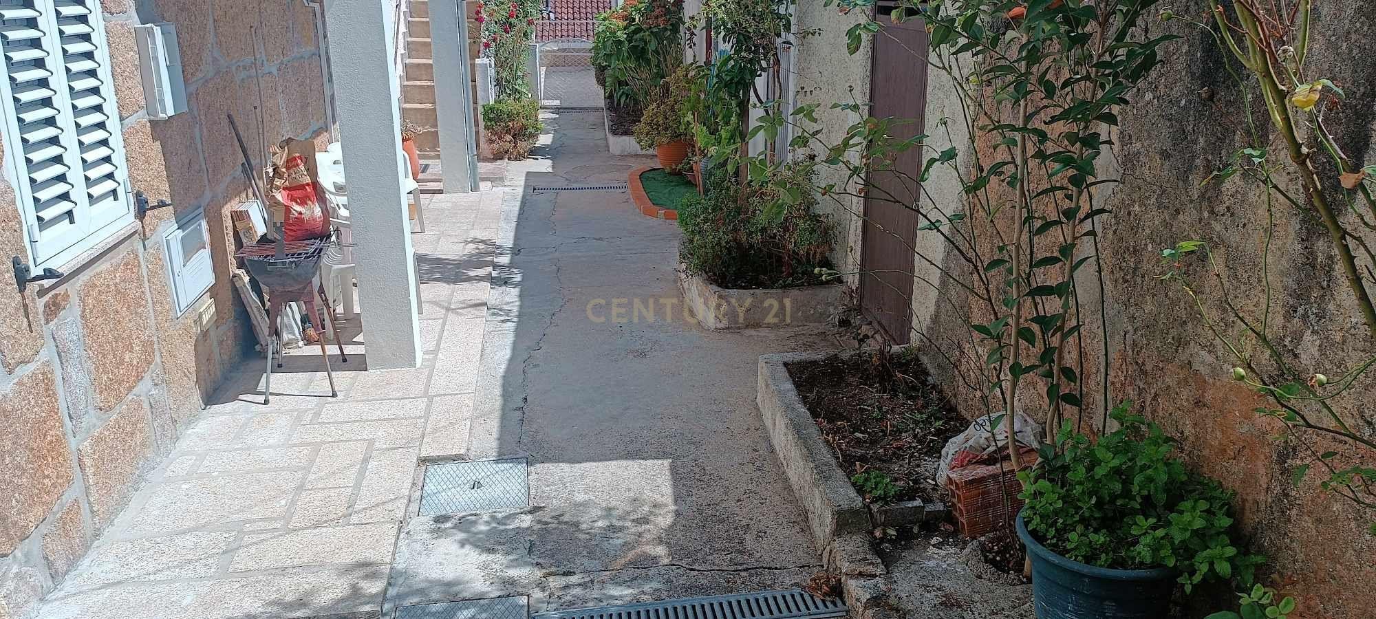 Casa geminada de dois pisos com reabilitação parcial em Vidago / Chaves - Image 14