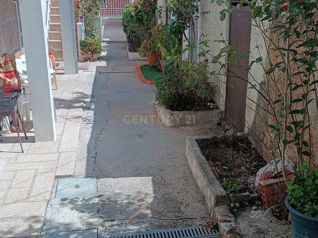Casa geminada de dois pisos com reabilitação parcial em Vidago / Chaves - Image 3
