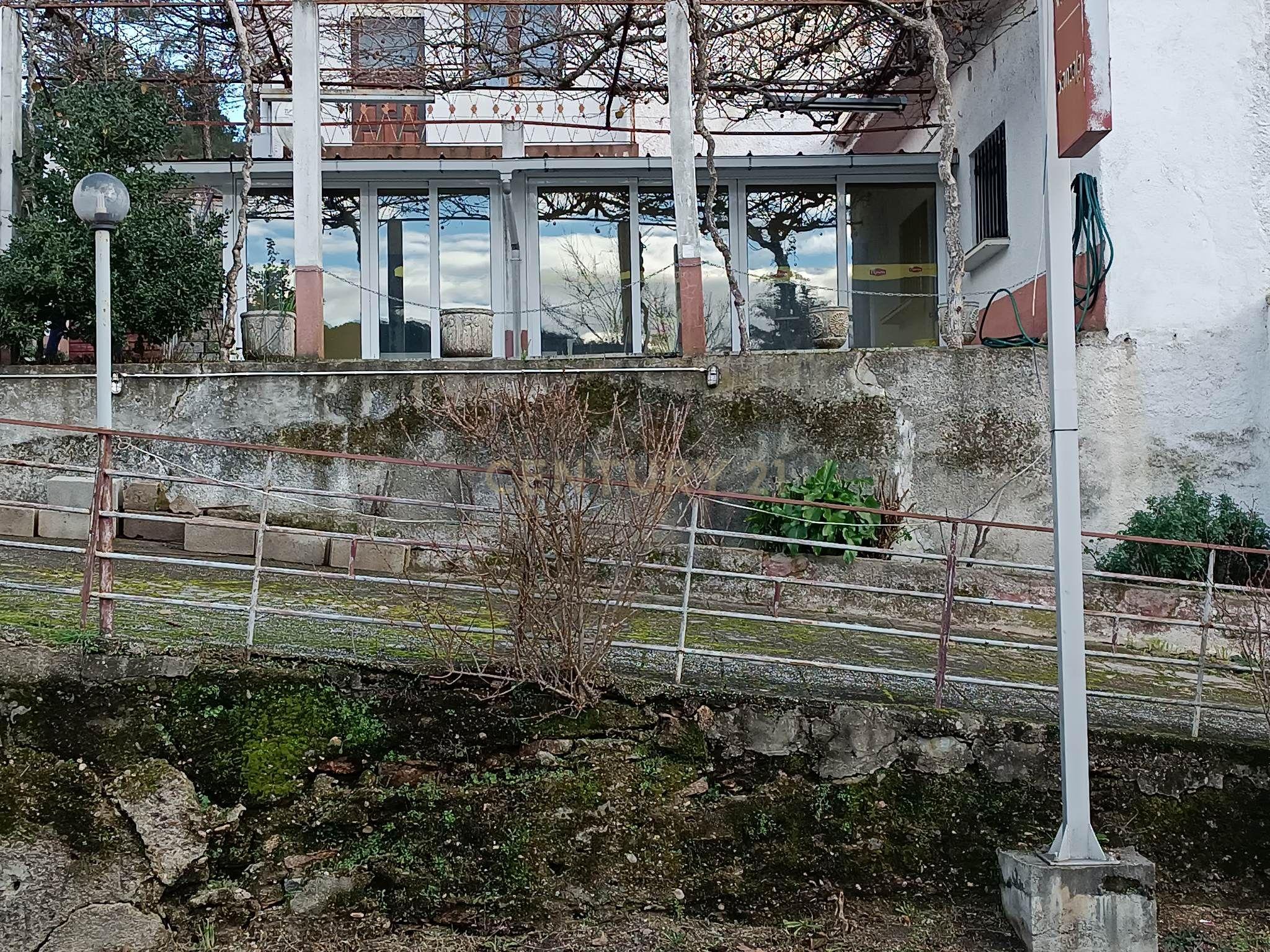 Moradia com restaurante, café e 16 quartos para investimento. - Image 10