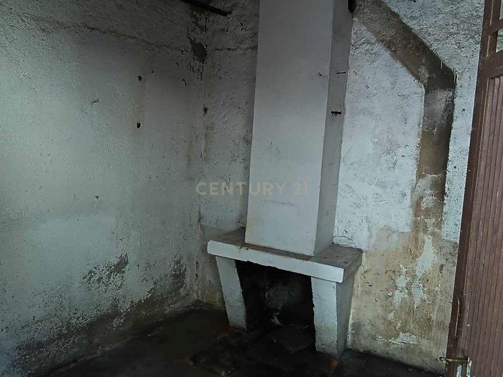 Casa geminada de dois pisos com reabilitação parcial em Vidago / Chaves - Image 13