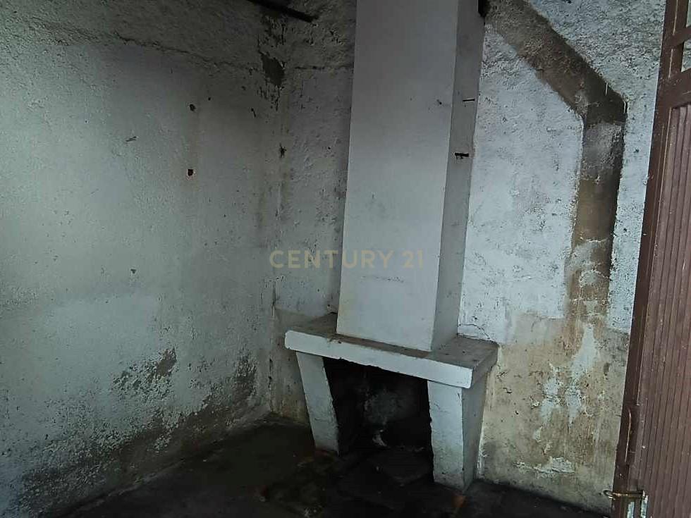 Casa geminada de dois pisos com reabilitação parcial em Vidago / Chaves - Image 5