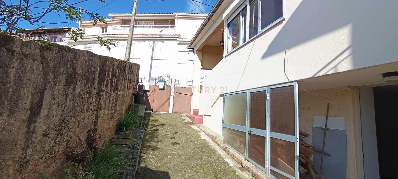 Casa geminada de dois pisos com reabilitação parcial em Vidago / Chaves - Image 15