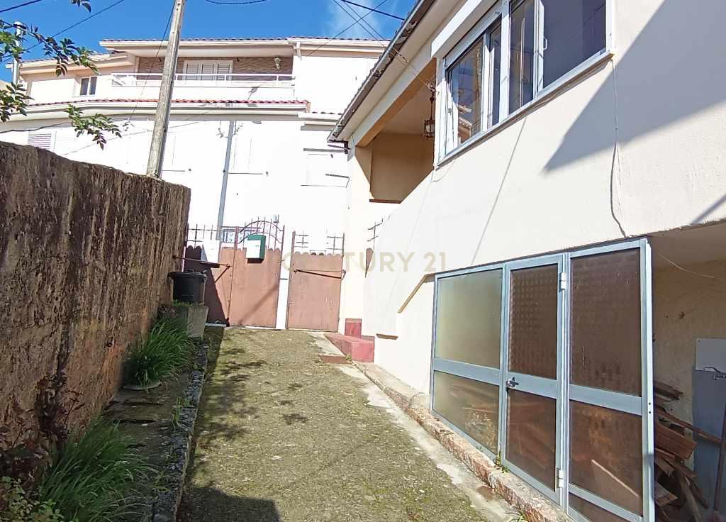 Casa geminada de dois pisos com reabilitação parcial em Vidago / Chaves - Image 22