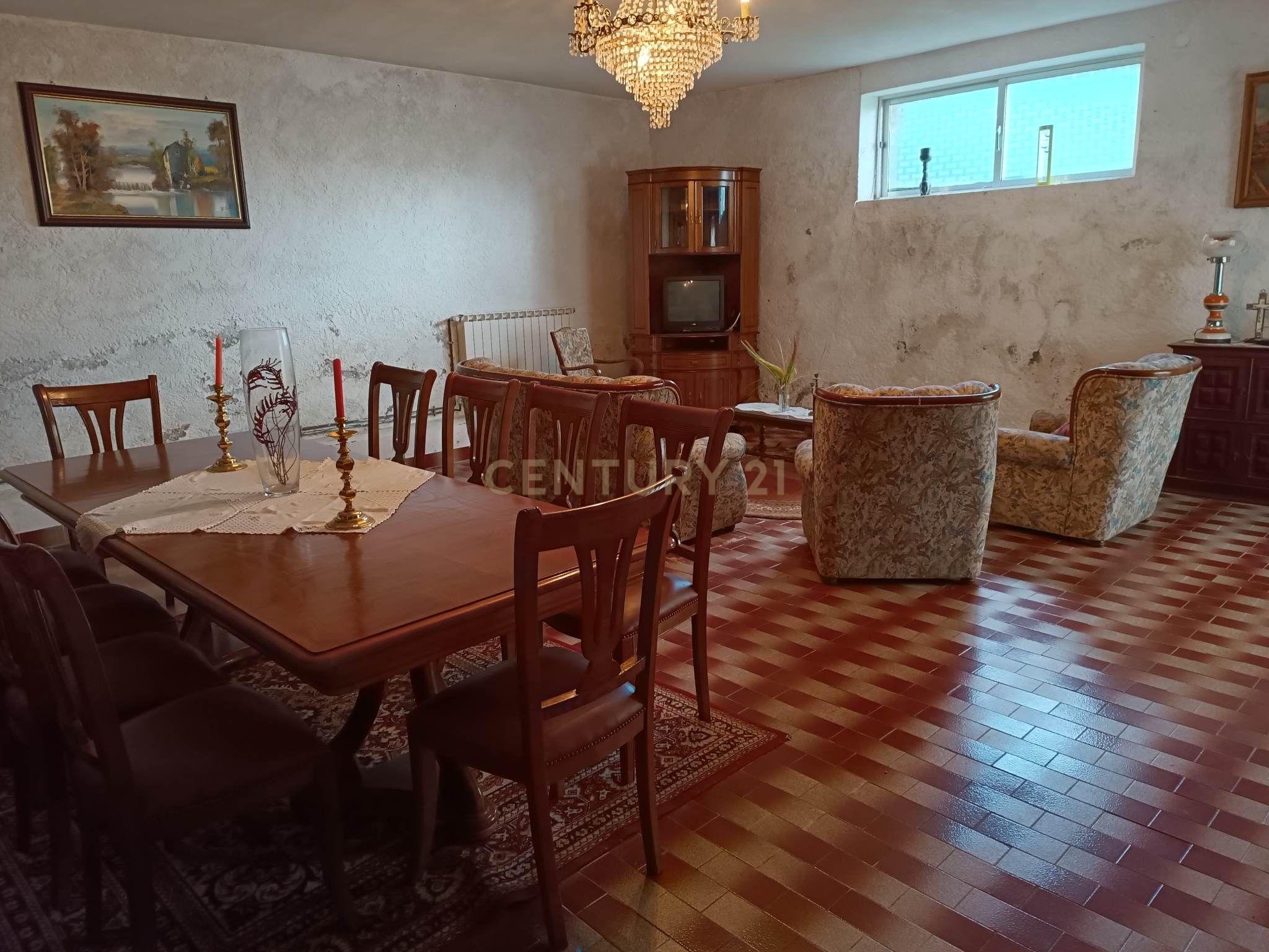 Moradia com restaurante, café e 16 quartos para investimento. - Image 4