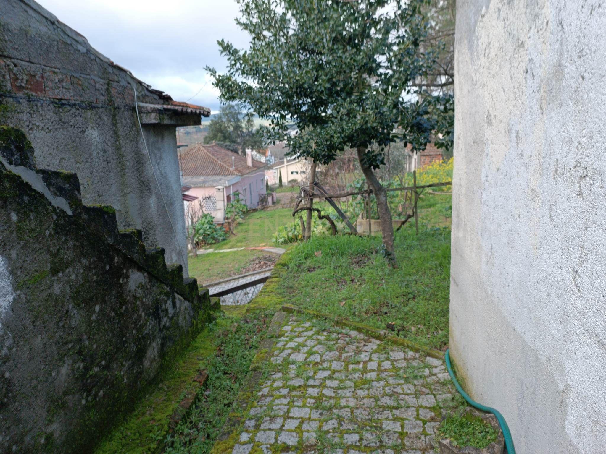Moradia com restaurante, café e 16 quartos para investimento. - Image 14