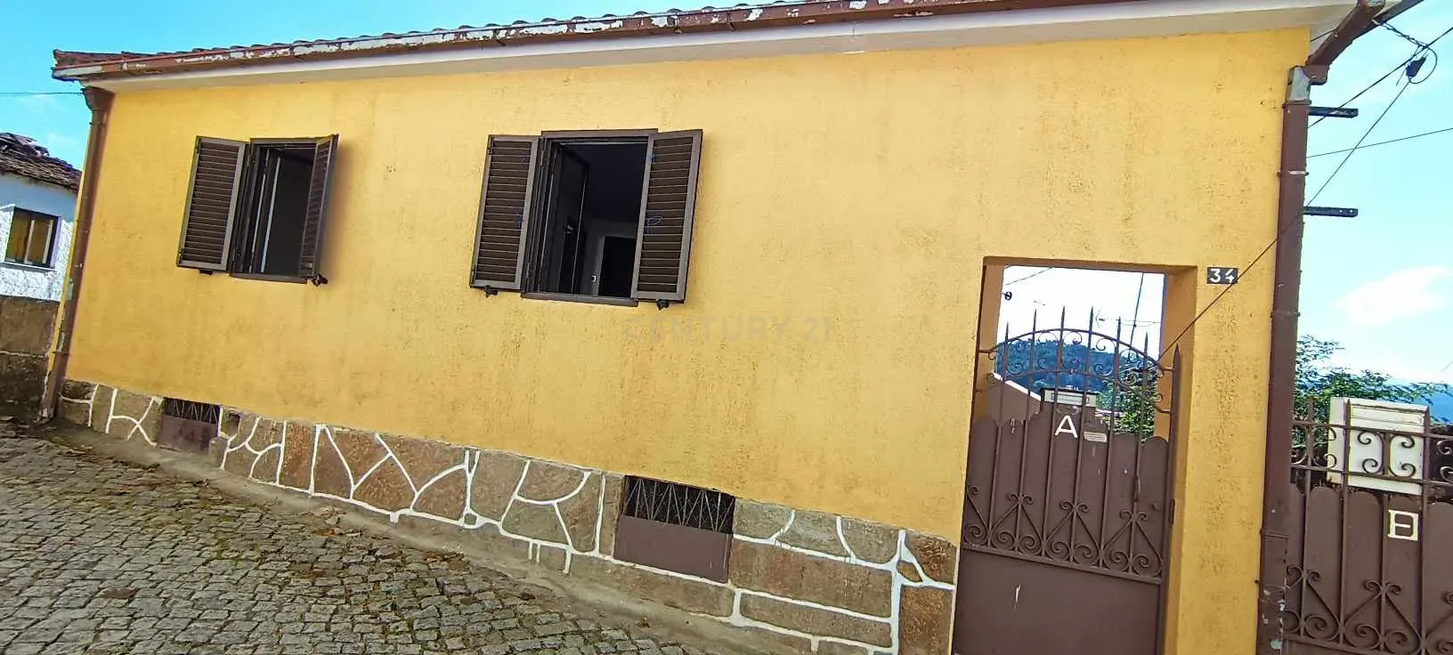 Casa geminada de dois pisos com reabilitação parcial em Vidago / Chaves - Image 16