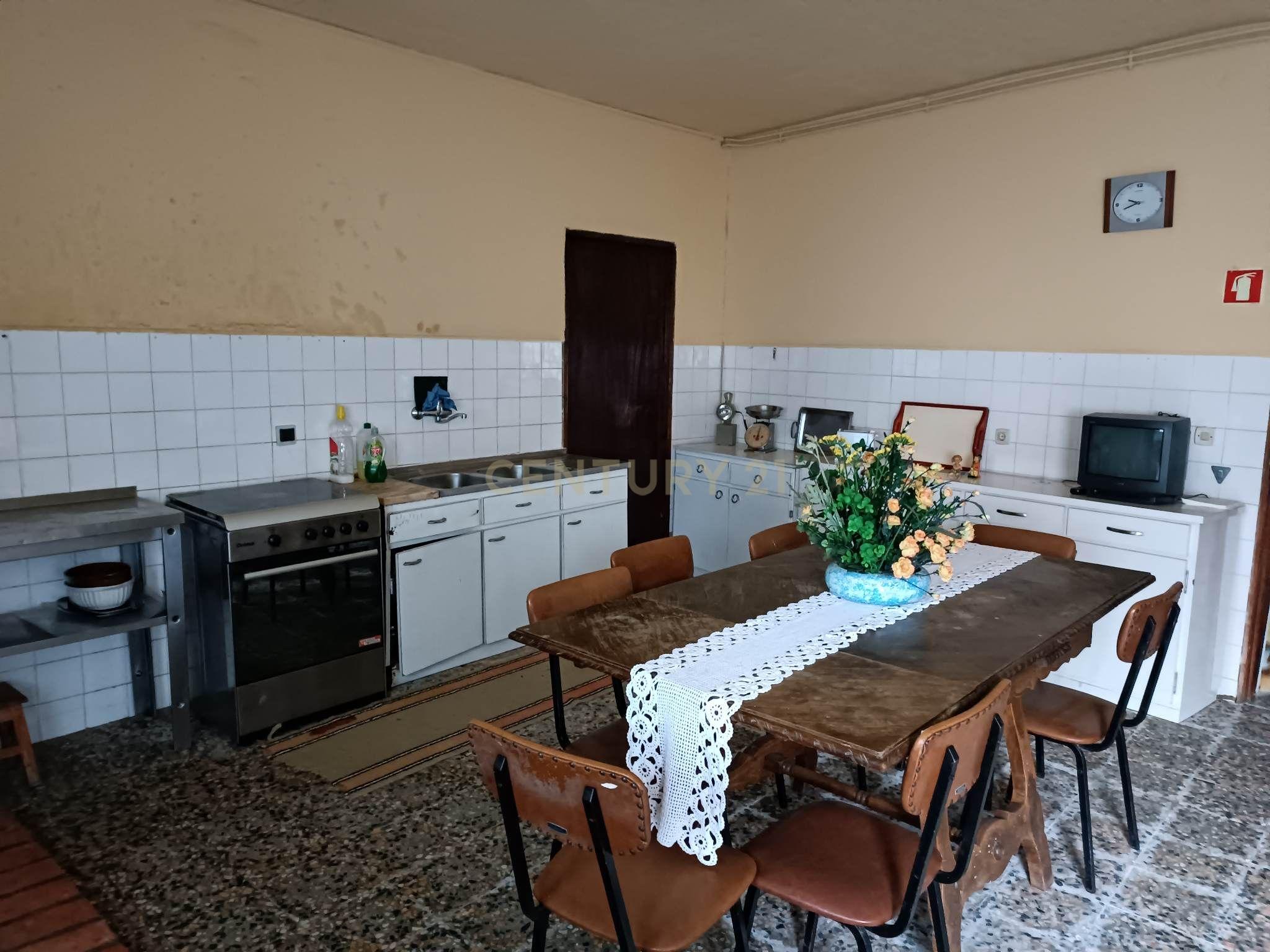 Moradia com restaurante, café e 16 quartos para investimento. - Image 6
