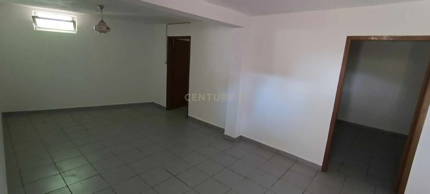 Casa geminada de dois pisos com reabilitação parcial em Vidago / Chaves - Image 7