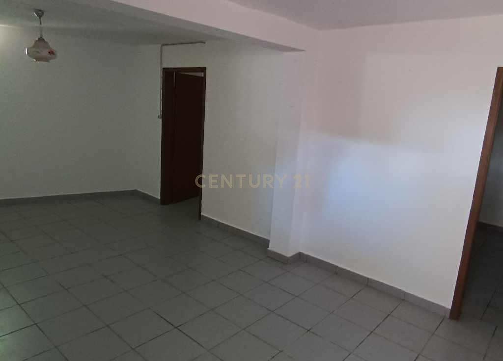 Casa geminada de dois pisos com reabilitação parcial em Vidago / Chaves - Image 6