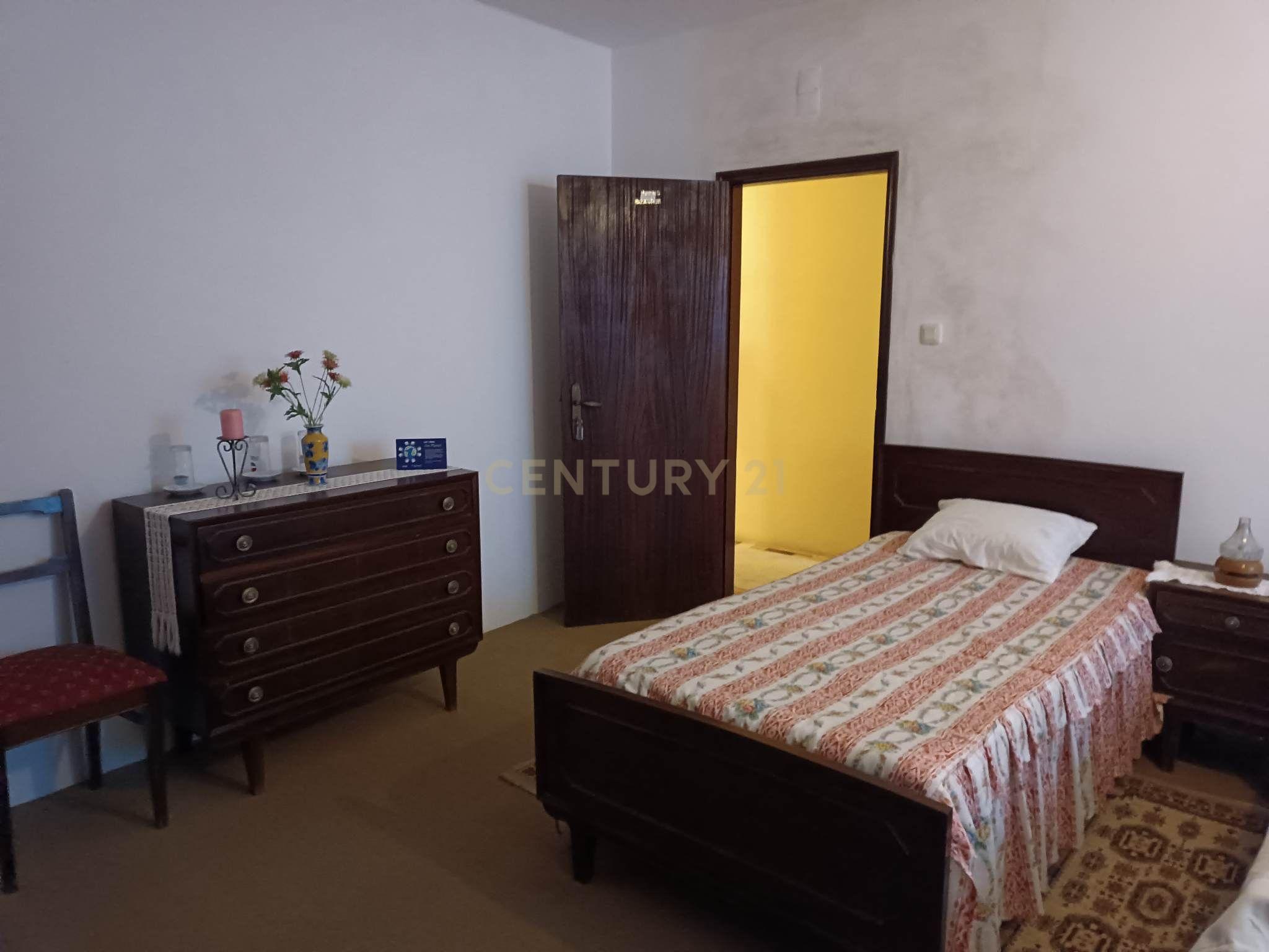 Moradia com restaurante, café e 16 quartos para investimento. - Image 19