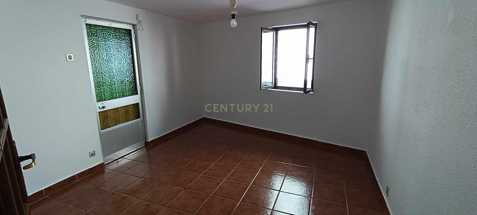 Casa geminada de dois pisos com reabilitação parcial em Vidago / Chaves - Image 4
