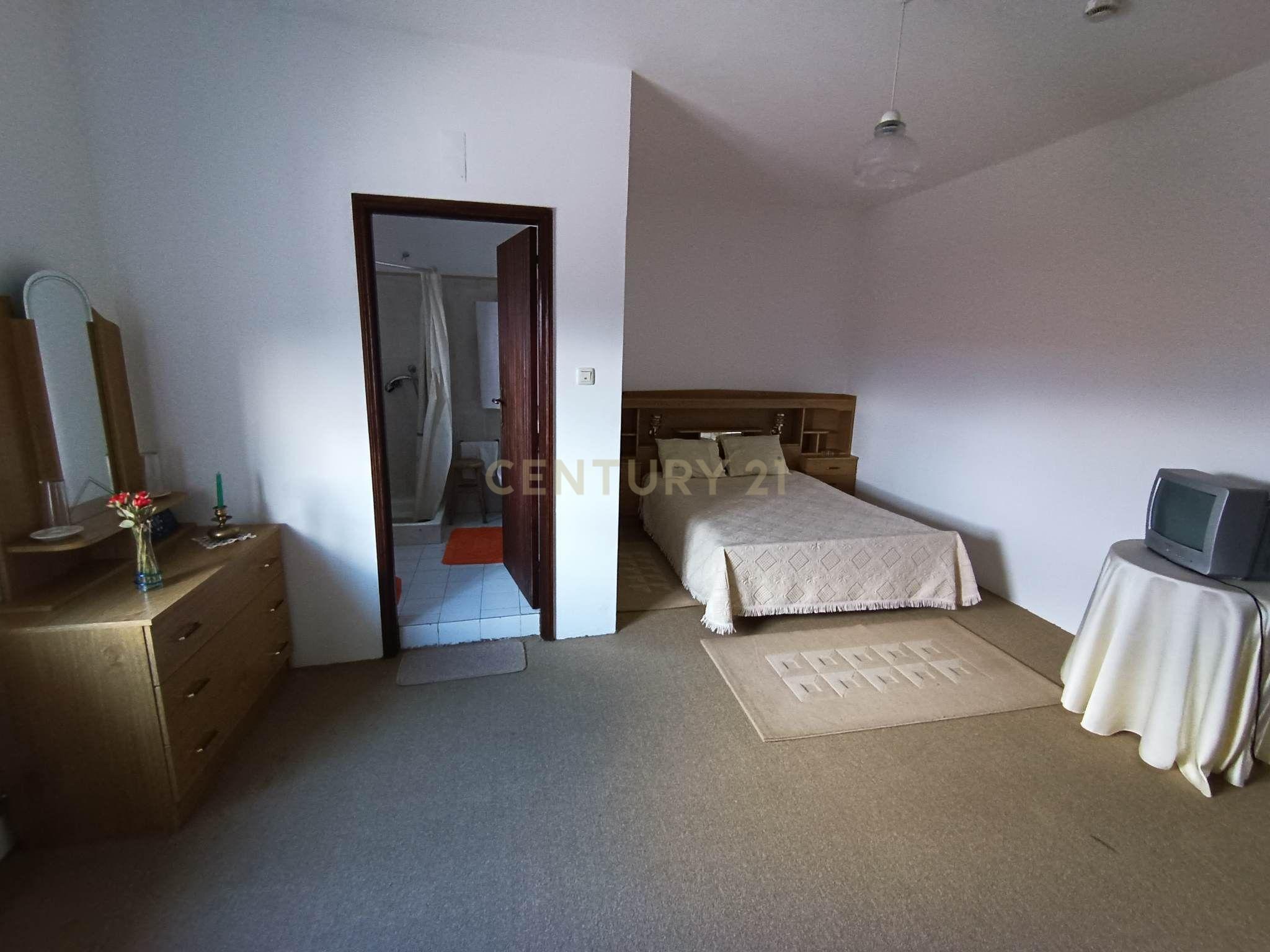Moradia com restaurante, café e 16 quartos para investimento. - Image 18