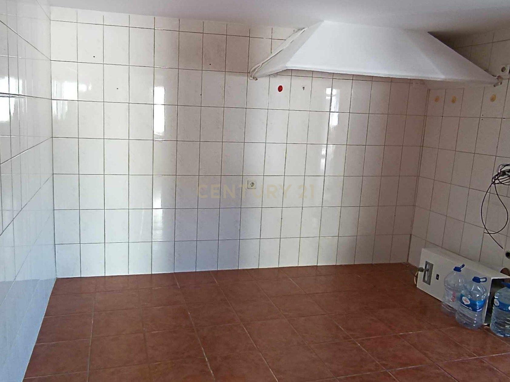 Casa geminada de dois pisos com reabilitação parcial em Vidago / Chaves - Image 3